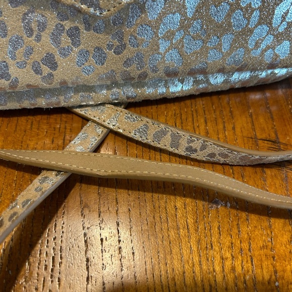 Lodis Tan & Silver Cheetah Print Wallet Convertible Crossbody Bag Like New!! - Picture 3 of 10